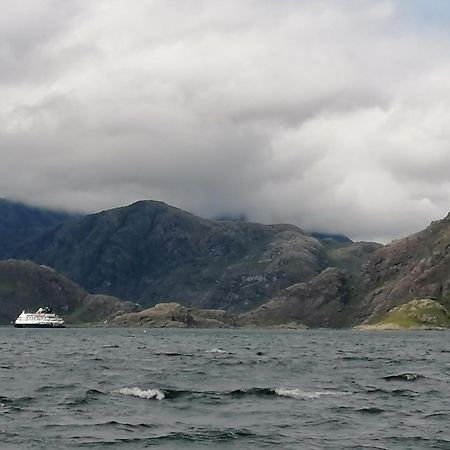 Poachers Bothy Skeabost ภายนอก รูปภาพ